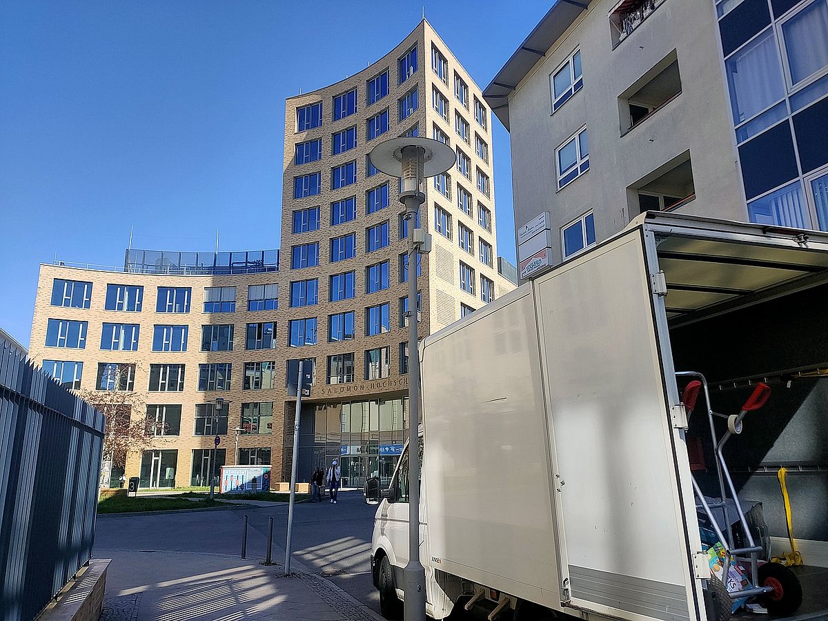 Ein Lastwagen mit Archivmaterialien vor dem Neubau der Alice Salomon Hochschule Berlin