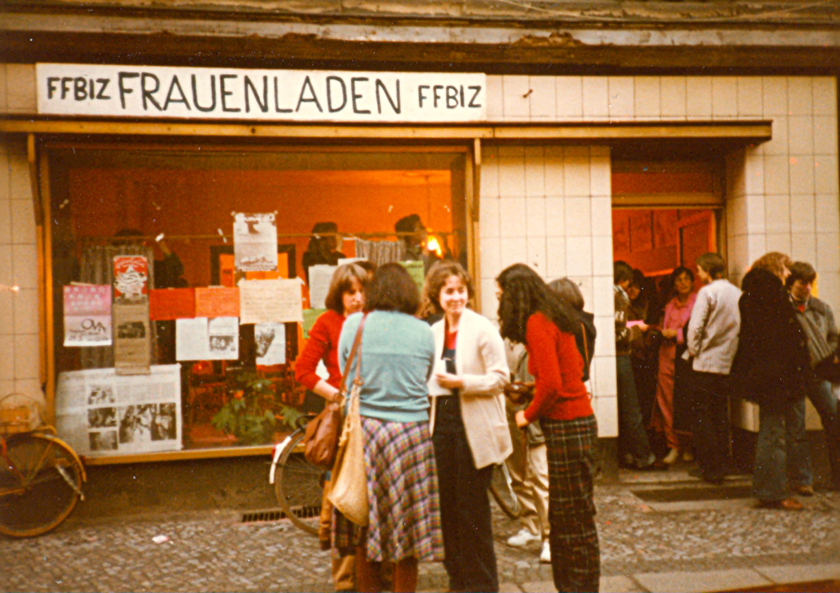 Mitarbeiterinnen und Besucherinnen vor dem historischen FFBIZ-Frauenladen