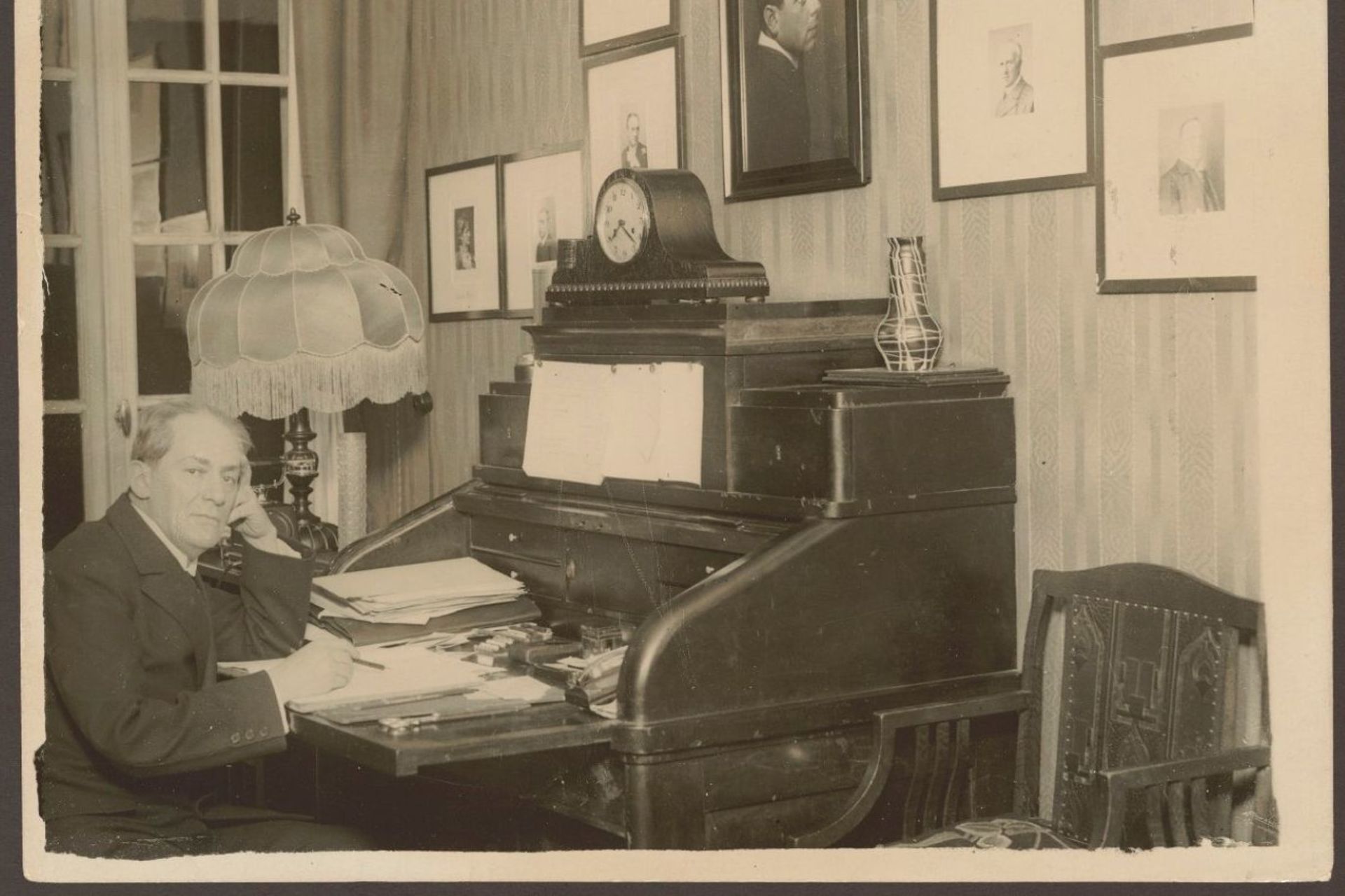Historische Aufnahme von Direktor Berthold Held an seinem Schreibtisch