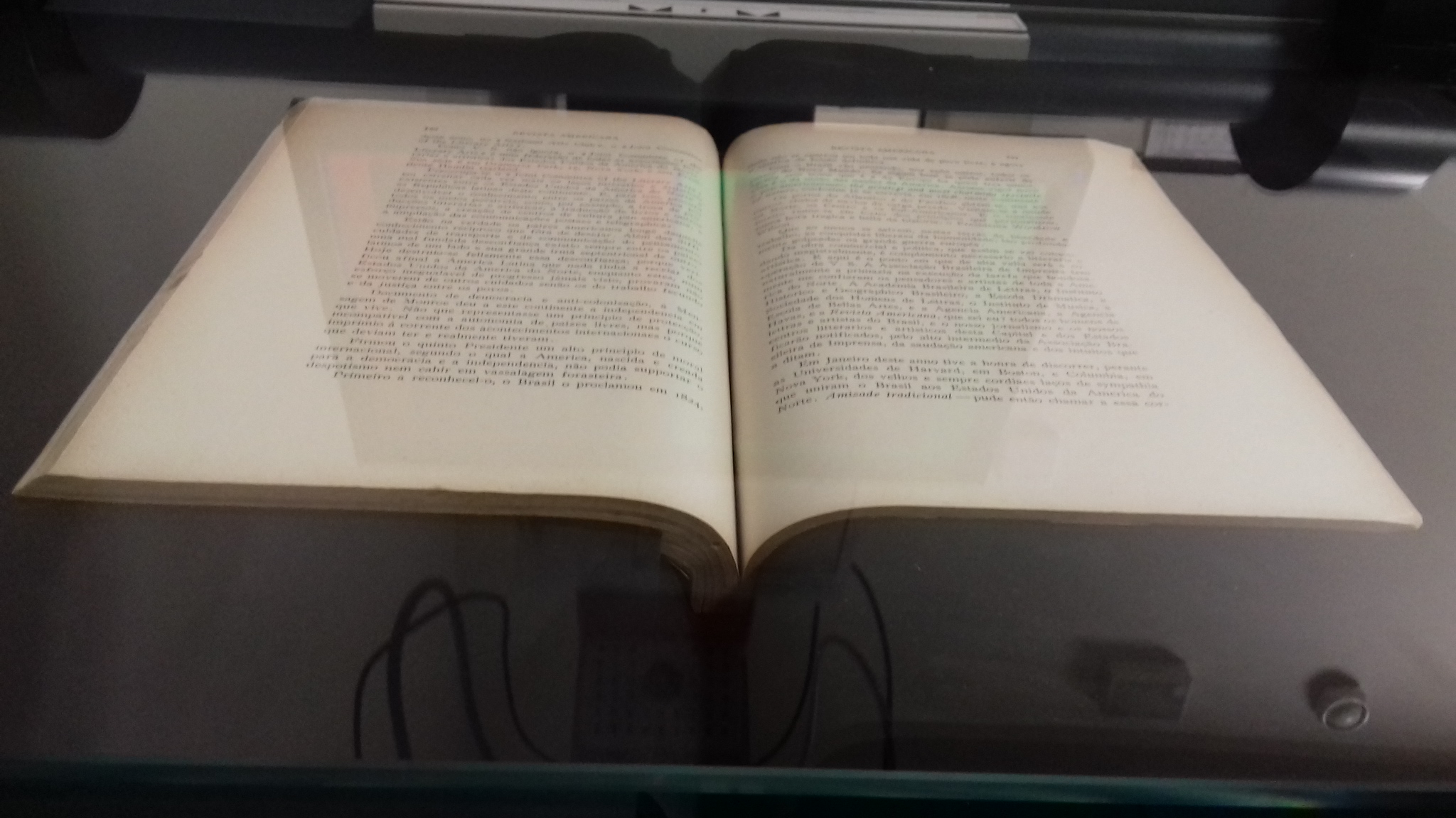 Aufgeschlagenes historisches Buch auf einem Aufsichtsscanner bei BiblioCopy