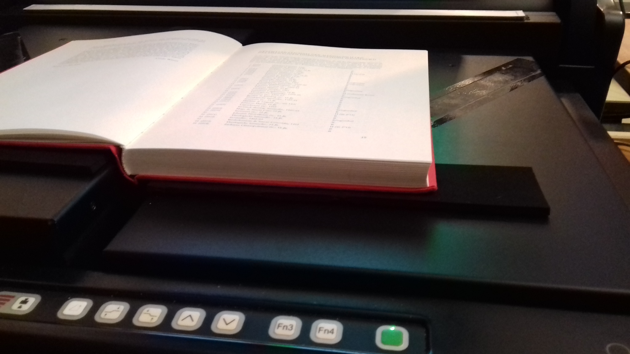 Historisches Buch bei der Digitalisierung auf einem Aufsichtsscanner