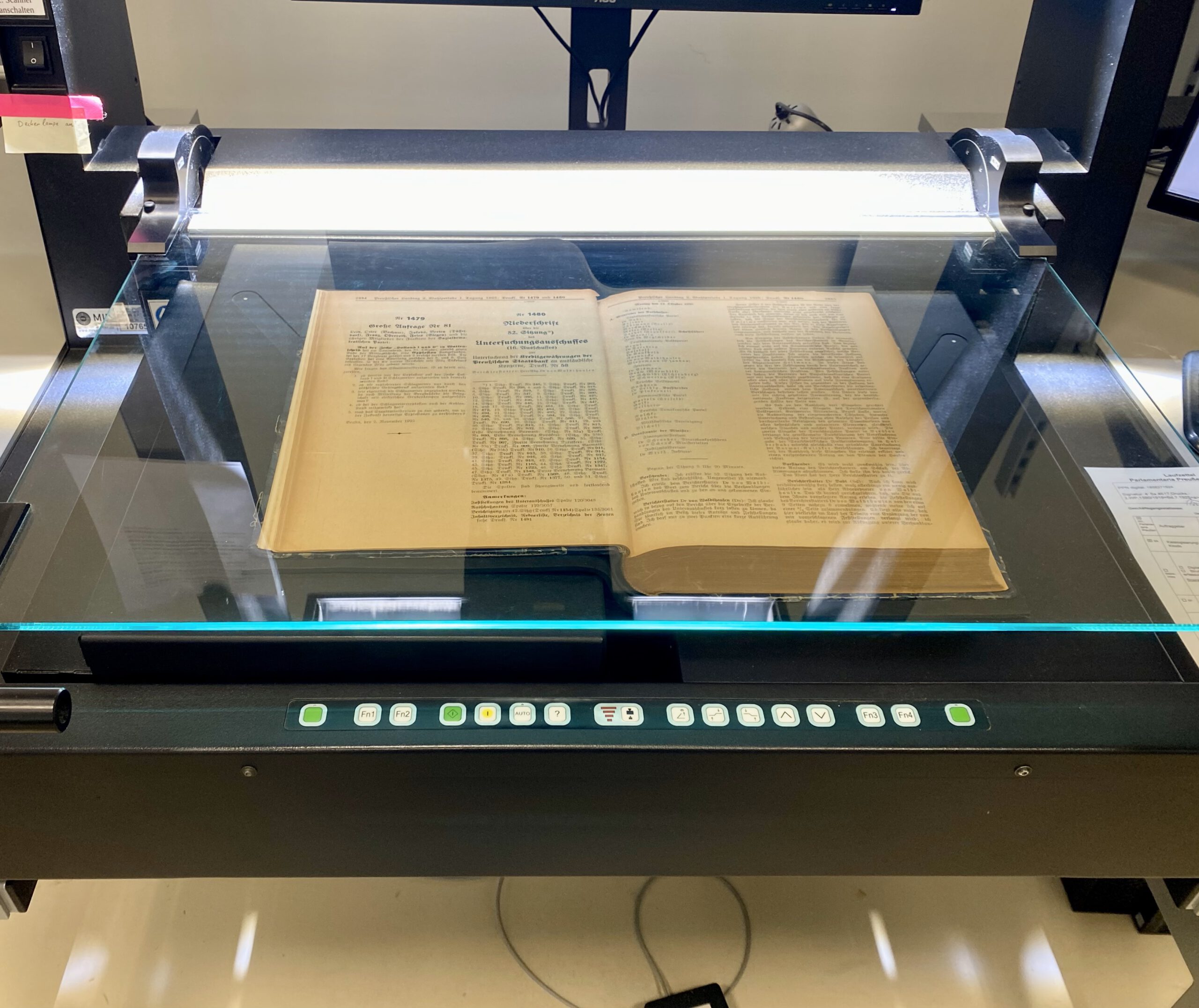 Historisches Buch auf einem Aufsichtsscanner bei BiblioCopy