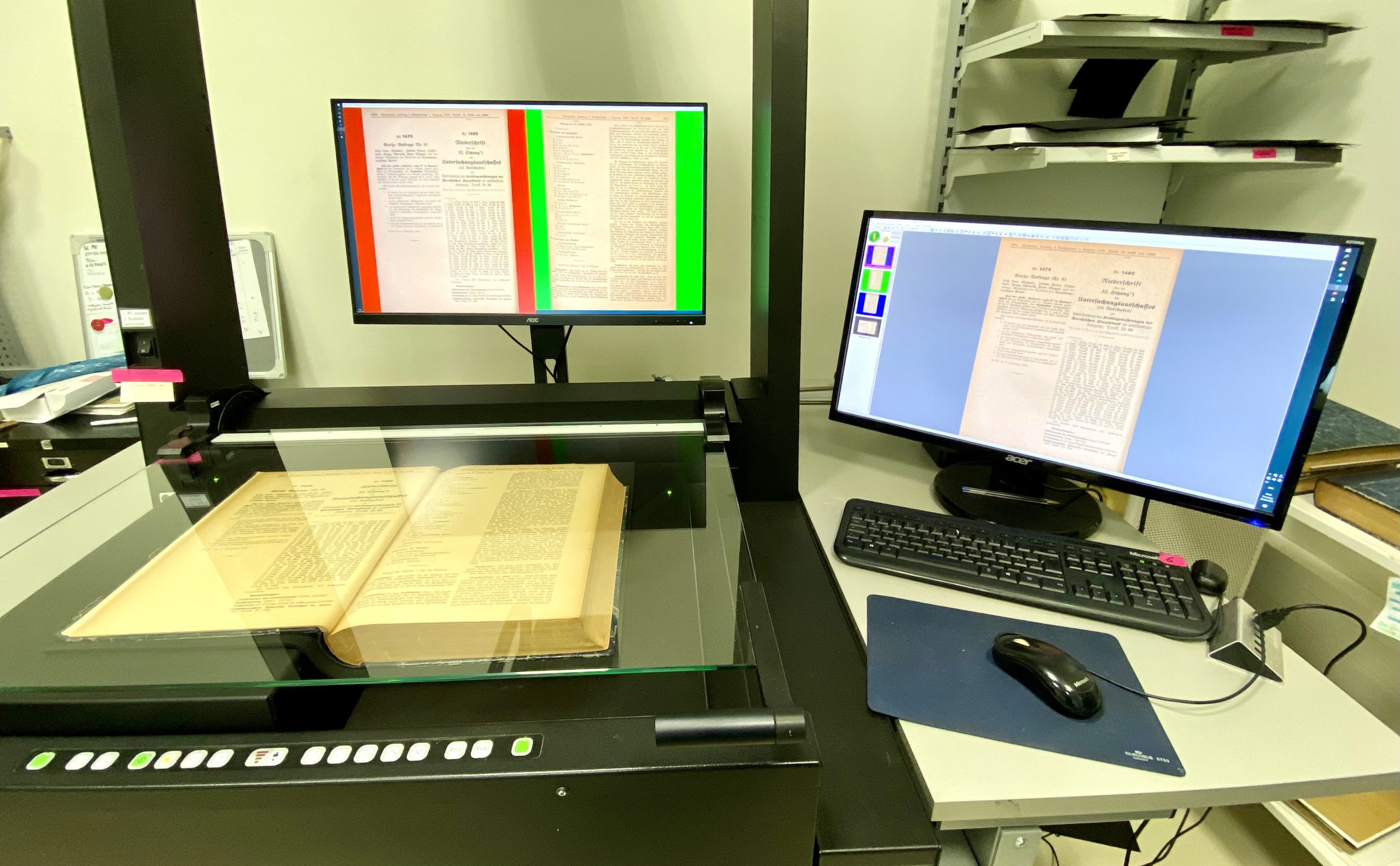 Zeutschel-Aufsichtsscanner mit historischem Buch und Kontrollmonitoren
