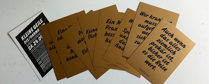 Ausgelegte Flyer zum Start der Website Berliner Kollektivbetriebe