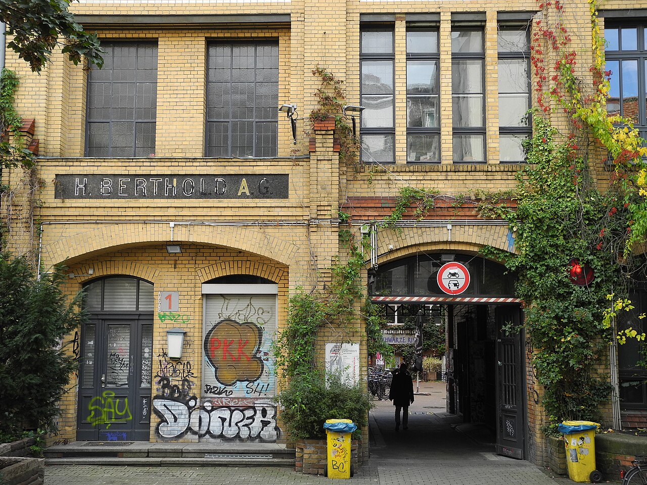 BiblioCopy hat sein Büro im Mehringhof, einem selbst verwaltenden und gehörender Gewerbehof & Kulturzentrum in Berlin Kreuzberg.