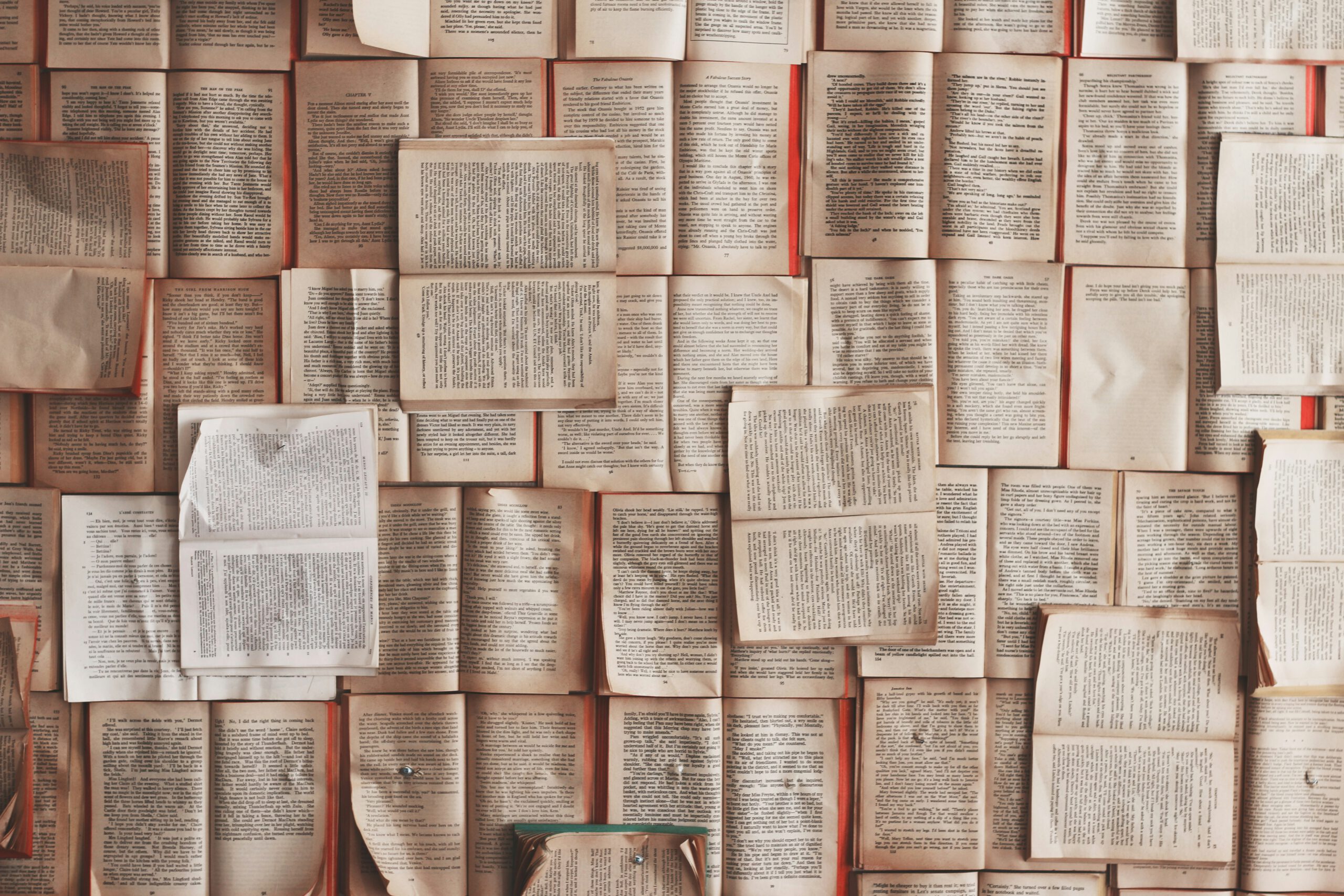 Wand aus aufgeschlagenen Büchern