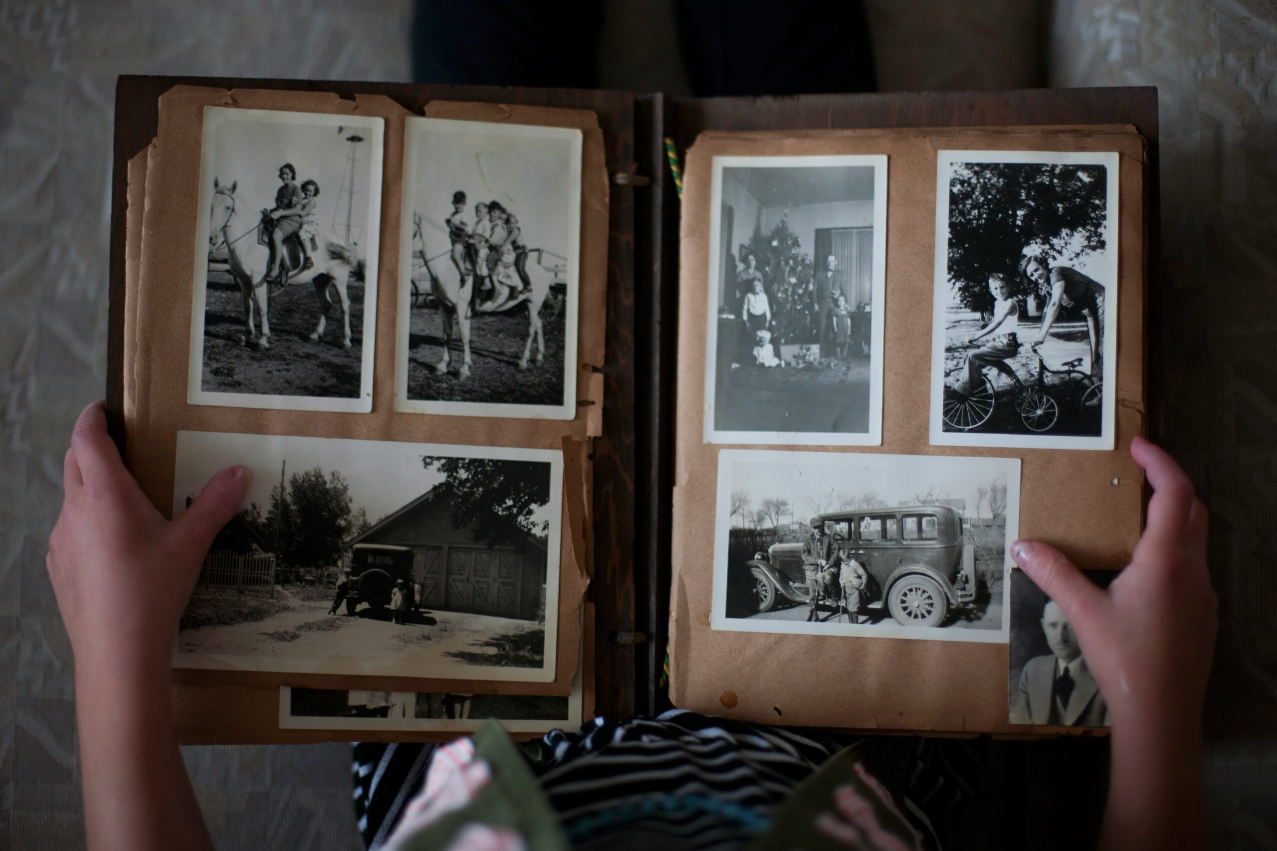 Aufgeschlagenes historisches Fotoalbum mit Schwarz-Weiß-Fotografien