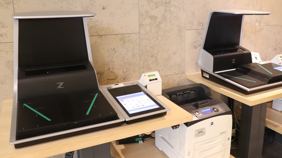 Zwei Zeutschel-Buchscanner mit angeschlossenem Drucker