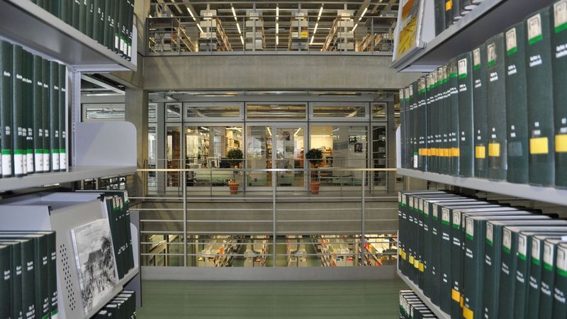 Blick zwischen Bücherregalen in der Deutschen Gartenbaubibliothek
