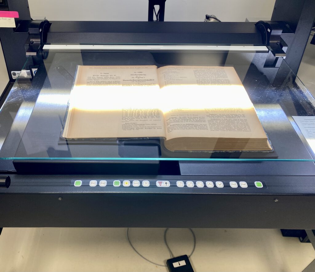 Aufgeschlagenes historisches Buch auf einem Zeutschel-Aufsichtsscanner während der Digitalisierung