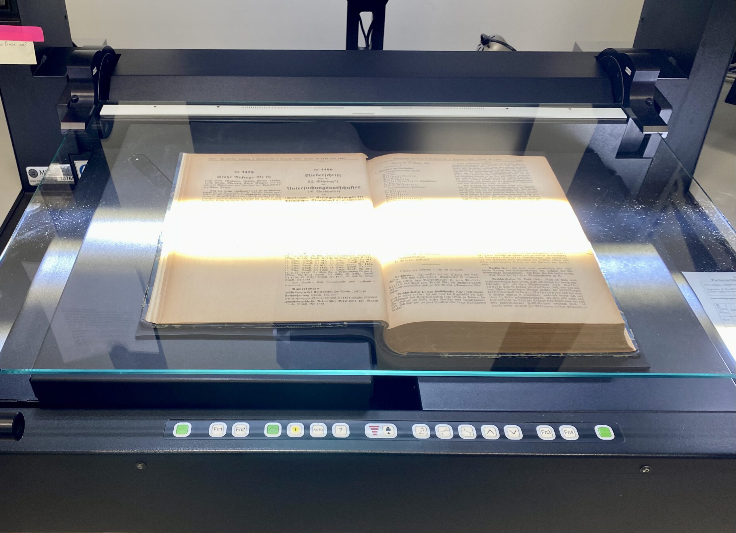 Aufgeschlagenes historisches Buch auf einem Zeutschel-Aufsichtsscanner während der Digitalisierung