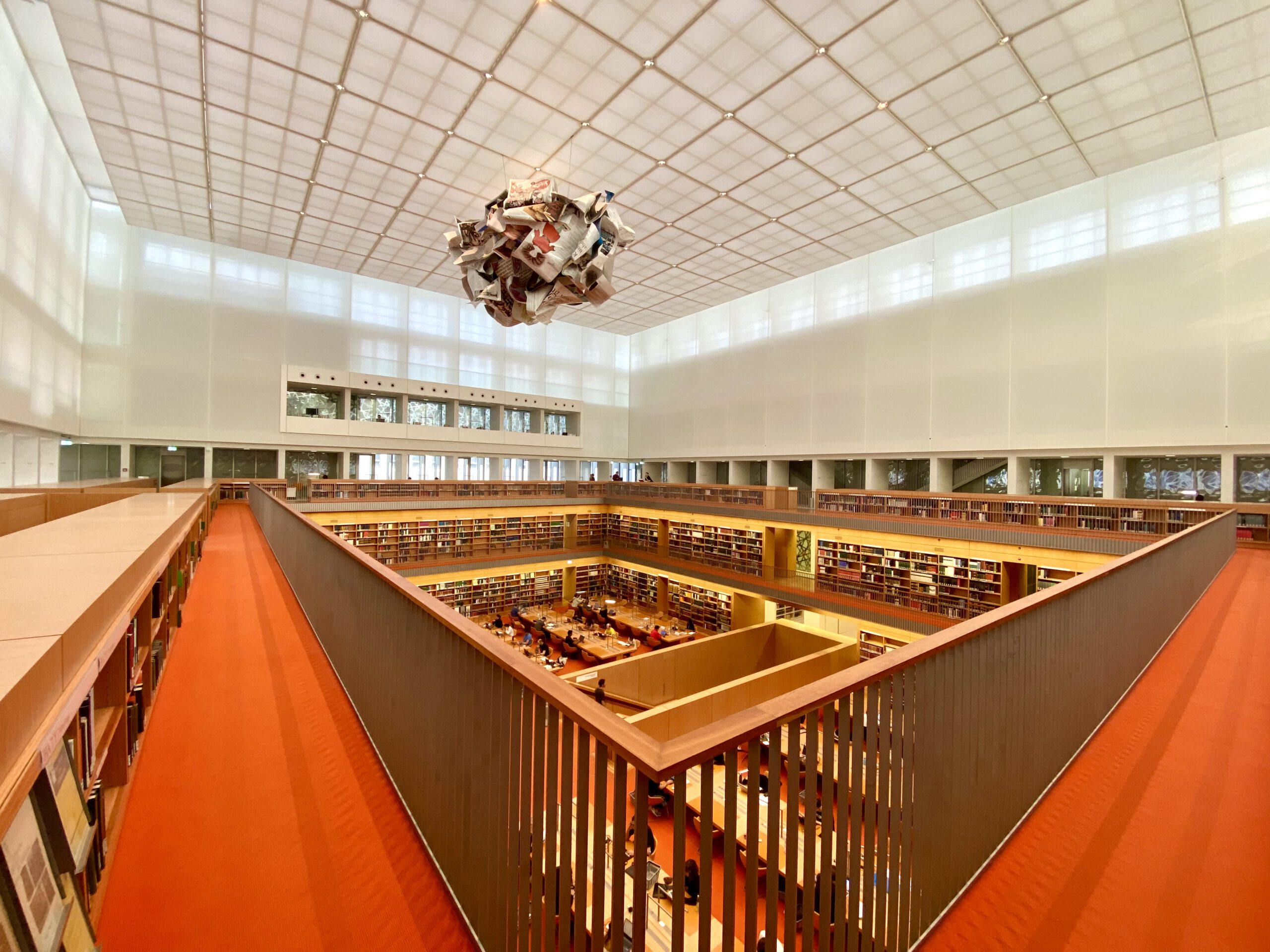 Lesesaal der Staatsbibliothek zu Berlin im Haus Unter den Linden, Blick über die Galerien